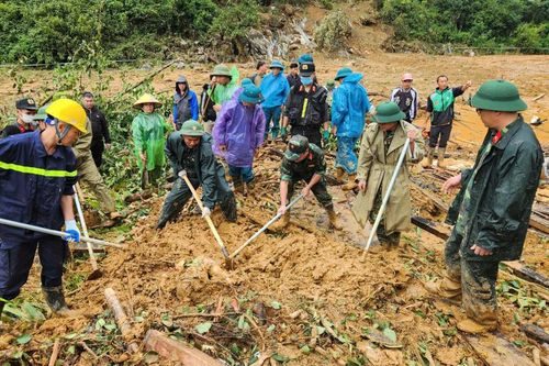 Các lực lượng căng mình chống lũ, giúp dân