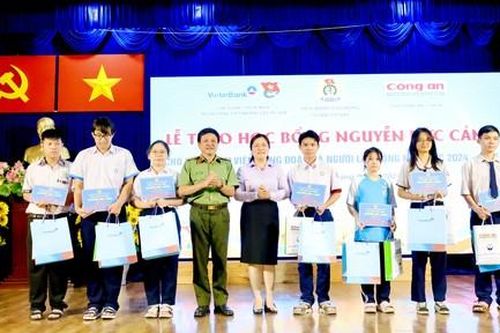 Tổ chức 'Đêm hội trăng rằm' và trao học bổng Nguyễn Đức Cảnh tại quận Gò Vấp