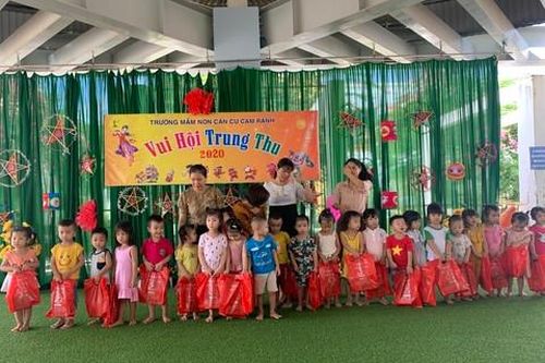 Trăng về nối những yêu thương