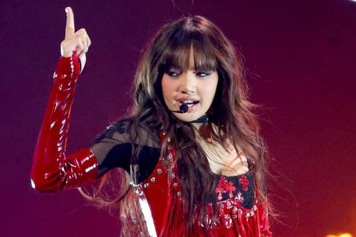 Sao Kpop 13/9: Báo Mỹ xếp màn trình diễn của Lisa là 'tệ nhất VMAs'