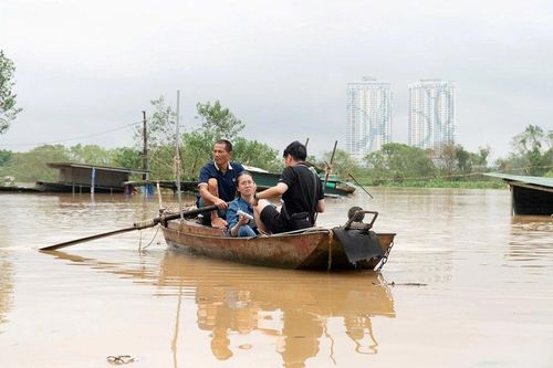 Lũ sông Hồng xuống chậm, nhiều nơi còn ngập úng kéo dài