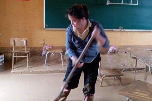 Cô giáo vùng cao nghẹn ngào nhìn sách vở, bàn ghế ngập trong bùn đất