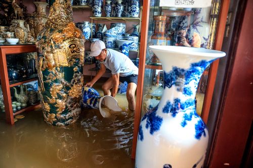 Tiểu thương làng gốm Bát Tràng mất cả trăm triệu chỉ sau một đêm lũ