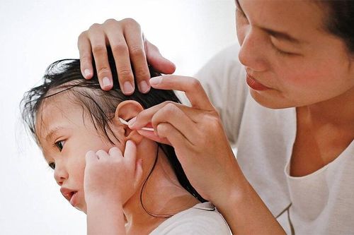 Hướng dẫn cách làm sạch tai an toàn