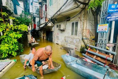 Ngõ 823 Hồng Hà (Hoàn Kiếm) vẫn ngập, người phải 'bơi' thuyền khi di chuyển