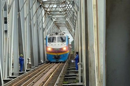 Thử tải tàu sắt chạy qua cầu Đuống để kiểm tra độ an toàn
