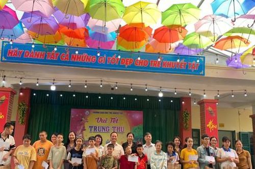 Trao 200 suất quà Tết Trung thu tặng trẻ em khuyết tật Hà Nội