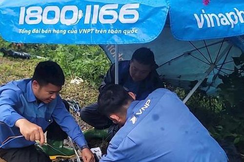 Giữ vững huyết mạch thông tin: Chuyện những người 'đi trước, về sau' siêu bão