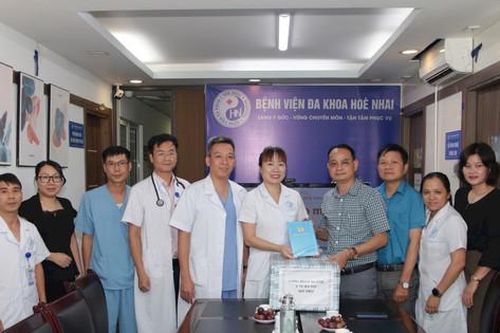 Thăm và tặng quà các cơ sở y tế tại Hà Nội bị ảnh hưởng của bão số 3