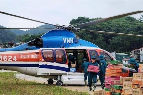 Trực thăng quân sự tiếp tục vận chuyển nhu yếu phẩm tới vùng bị cô lập do bão lũ