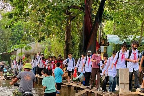 Thôn Ngũ Sơn (Lại Thượng, Thạch Thất): Cây cầu tạm đưa bước các em đến trường
