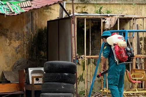 Khử khuẩn, phòng chống dịch bệnh tại phường Phúc Xá (Ba Đình) sau ngập lụt