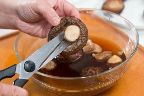 Không phải nước nóng, nấm hương ngâm theo cách này mới sạch hẳn, thơm hết mức và không bị mất chất