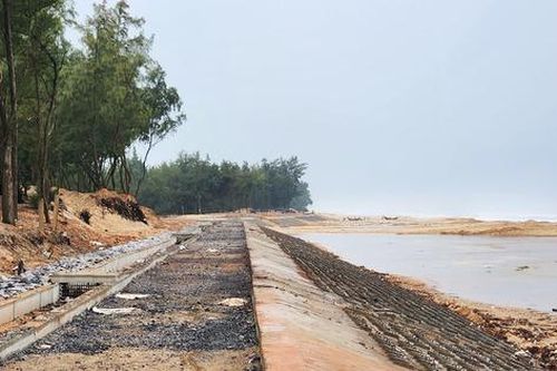 Dự án kè chống xói lở khẩn cấp dang dở vì 'đợi vốn'