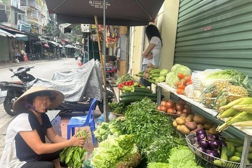 Giá rau xanh ở chợ truyền thống tăng vọt sau bão, rau cải canh chạm mốc 25.000 đồng/bó