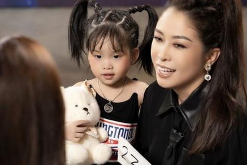 Mẫu nhí 2,5 tuổi gây chú ý ở Vietnam International Sea Festival