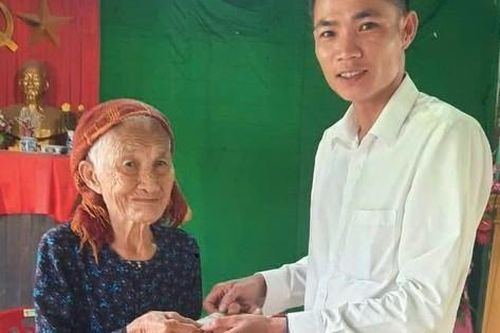 Cụ bà hơn trăm tuổi mang tiền tiết kiệm ủng hộ đồng bào vùng thiên tai ở miền Bắc