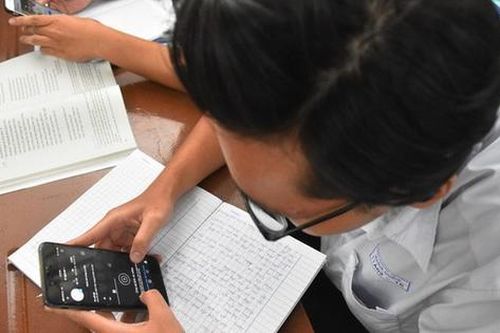 Có nên cấm học sinh sử dụng điện thoại trong giờ học?