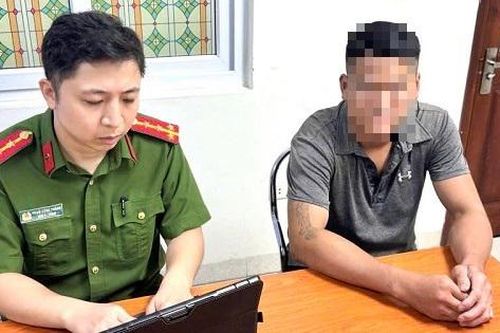 Phạt 2 triệu đồng thanh niên đeo bám, tự ý dán keo giày cho du khách nước ngoài