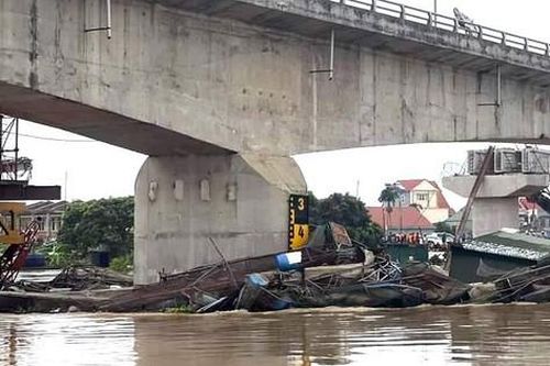 Hải Dương: Bè cá trôi dạt trên sông Thái Bình mắc vào trụ cầu Hợp Thanh