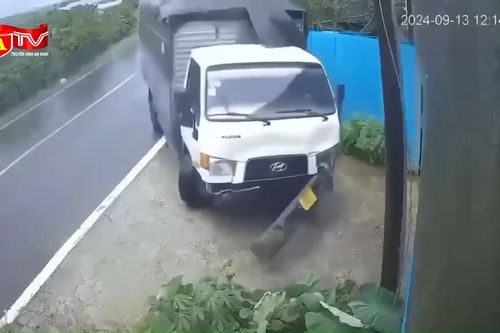 Camera ghi lại hình ảnh xe tải vượt ẩu, tông người phụ nữ đi xe máy tử vong