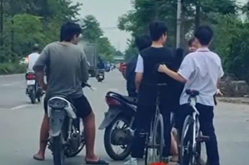 Đã xác định được nhóm thanh niên 'trấn lột' học sinh giữa đường ở Tân Mai