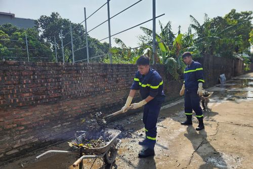 Thanh niên Công an quận Long Biên xuống phố dọn dẹp sau bão