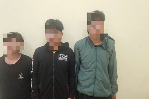Cơ quan Công an làm việc với 3 đối tượng đe dọa, định cưỡng đoạt tiền của 2 em học sinh trên phố Tân Mai