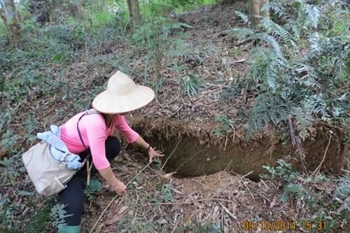 Xuất hiện vết nứt rộng tới 1 mét, 40 hộ dân tại Lào Cai bị đe dọa