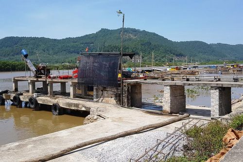 Hiểm họa từ những bến tàu tự phát