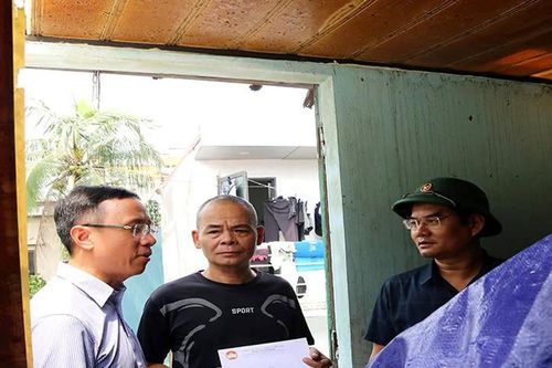 Hải Phòng: Lãnh đạo MTTQ động viên hộ cận nghèo bị ảnh hưởng bởi bão số 3