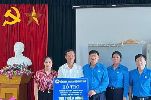 Tổng LĐLĐ Việt Nam trao 2 tỷ đồng hỗ trợ Lào Cai khắc phục thiệt hại do mưa lũ
