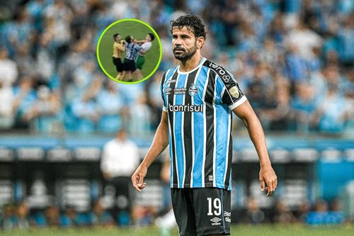 Diego Costa đánh đối thủ