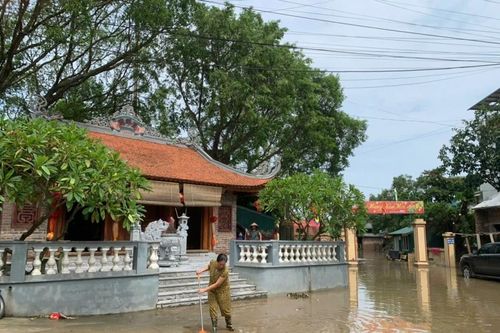 Người dân huyện Thường Tín dọn dẹp nhà cửa, ổn định cuộc sống sau mưa lũ