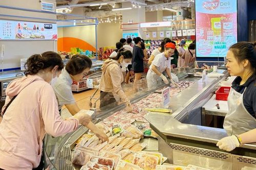 Siêu thị Hà Nội vừa dự trữ hàng chống lụt vừa khuyến mại hàng hóa