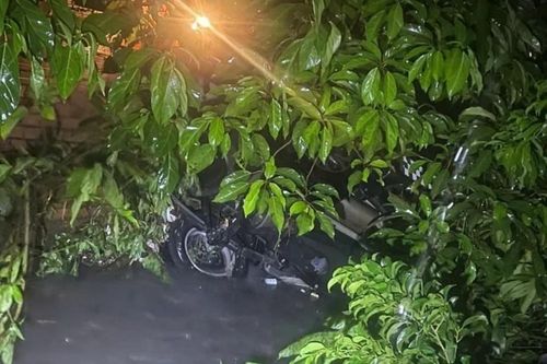 Bình Dương: người phụ nữ cùng xe ô tô bị cuốn xuống suối