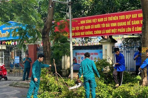 Cán bộ, Nhân dân quận Thanh Xuân 'tổng lực' vệ sinh môi trường sau bão