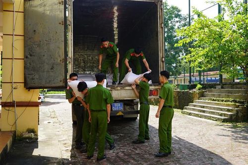 Tiếp nhận, cấp phát gạo đến nhân dân bị ảnh hưởng bão số 3