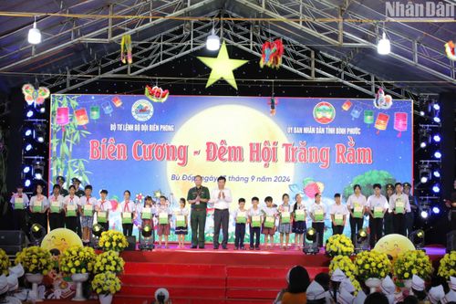 Ấm áp đêm hội trăng rằm ở biên cương Bình Phước