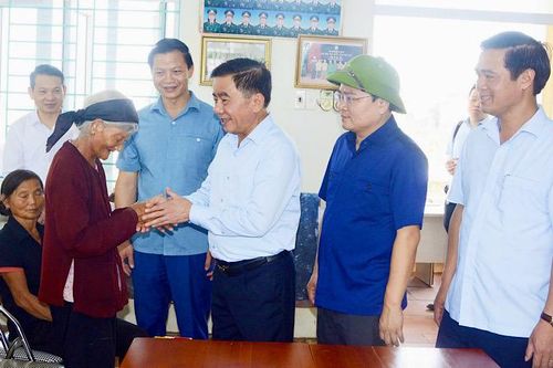 Chủ nhiệm Ủy ban Kiểm tra Trung ương thăm, động viên nhân dân vùng lũ tại Bắc Ninh