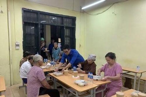 Hỗ trợ dân 'ngoài đê'