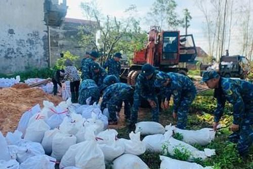 Lính Kho K255 sát cánh cùng người dân Đông Triều đắp đê ngăn lũ