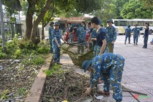 Cán bộ, học viên Học viện Phòng không - Không quân giúp dân khắc phục hậu quả cơn bão số 3