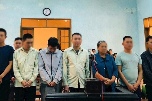 Cả hội cùng lãnh án
