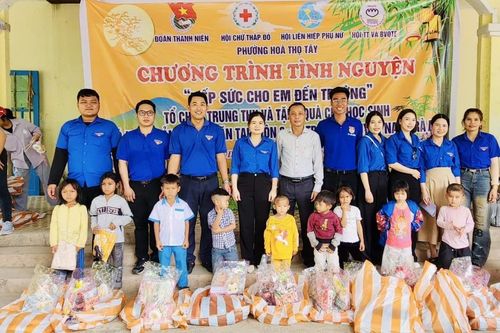 Tiếp sức cho em đến trường tại Nam Trà My (Quảng Nam)