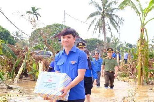 T.Ư Đoàn thăm, tặng quà người dân bão lũ tại Hải Dương