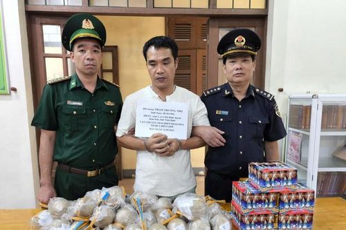 Bắt giữ đối tượng vận chuyển pháo trái phép qua biên giới