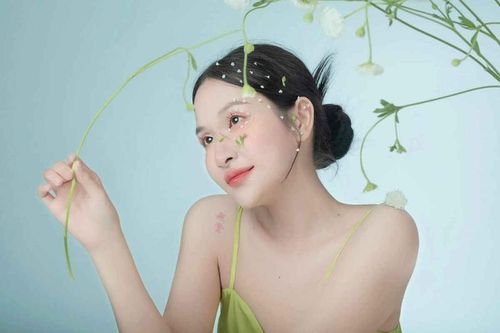 Nhan sắc chuẩn Hoa hậu của vợ tiền vệ CLB 'phố núi' HAGL
