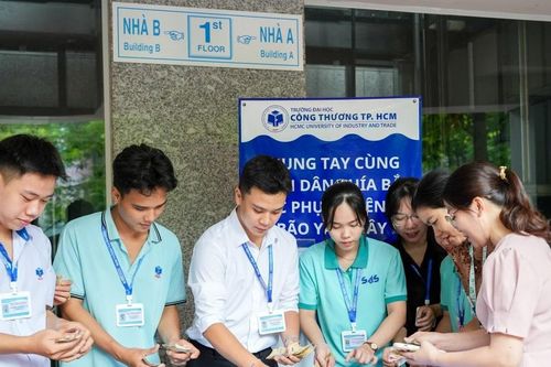 Hàng loạt trường đại học tặng học bổng cho sinh viên vùng bão lũ