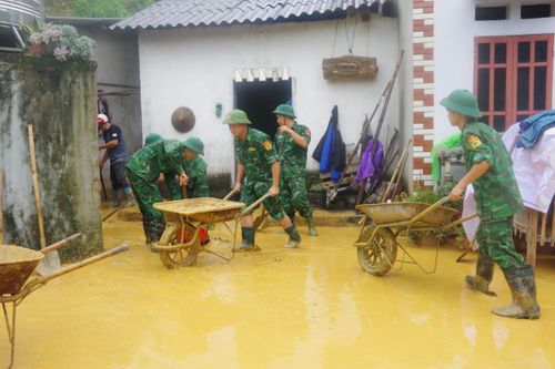 BĐBP chung sức giúp nhân dân khắc phục hậu quả bão, lũ